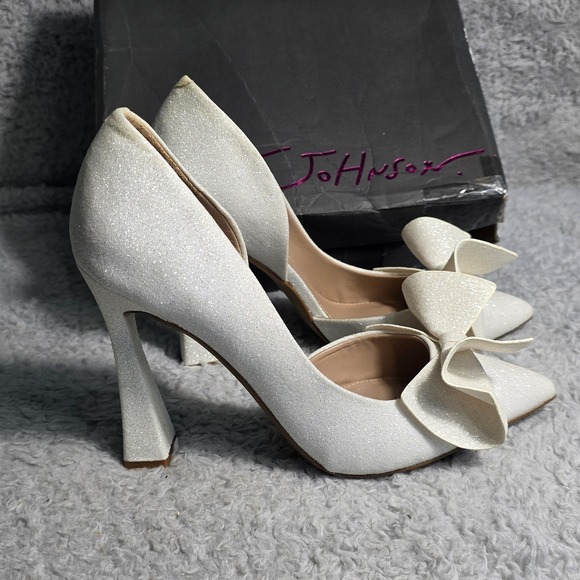 Betsey Johnson White Iridescent Sculpted Bow Heels Pumps Wedding Bridal 9M NEW - Picture 8 of 11
